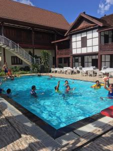 Muang KhôngKongmany Prestige Hotel的一群人在游泳池游泳