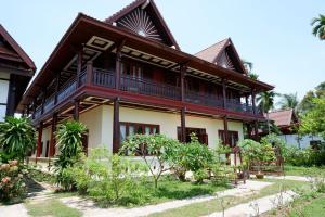 Muang KhôngKongmany Prestige Hotel的度假村的房屋