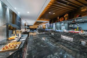 深圳深圳海上世界九州瑾程酒店的一间提供食物的自助餐厅