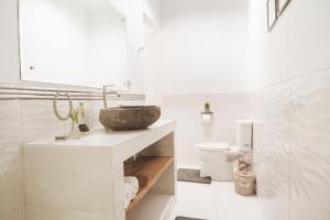 龙目岛库塔Naia Lombok的白色的浴室设有水槽和卫生间。