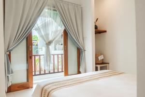 龙目岛库塔Naia Lombok的一间卧室设有一张床和一个窗口