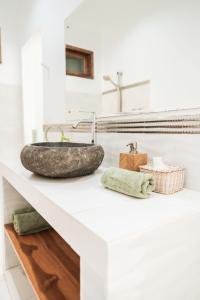 龙目岛库塔Naia Lombok的一个带石制水槽的柜台浴室