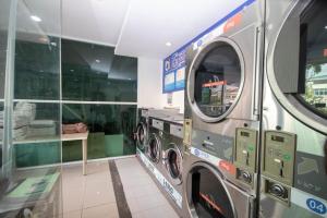 马六甲Sun Inns Hotel Kota Laksamana Melaka的商店里的洗衣机和烘干机