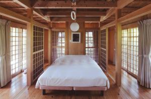 宫古岛かたあきの里的一间设有床铺的卧室,位于带窗户的房间内