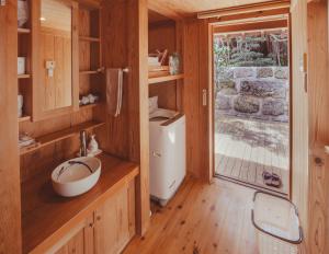 宫古岛かたあきの里的房屋内带水槽和卫生间的浴室