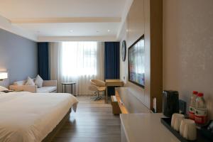 花都柏高酒店(广州北站花城路地铁站店)的酒店客房设有床和客厅。