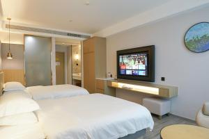 花都柏高酒店(广州北站花城路地铁站店)的酒店客房设有两张床和一台平面电视。