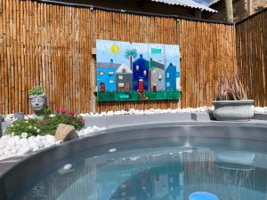 奥茨胡恩Simply Rus的一座游泳池,墙上挂着一幅画
