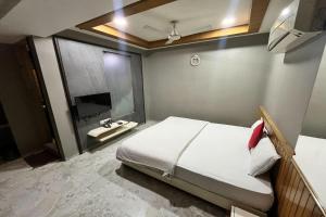 艾哈迈达巴德Hotel Om Balaji的一间卧室设有一张大床和一个水槽