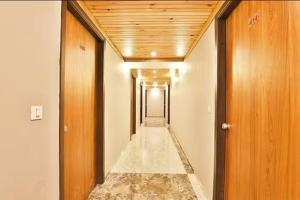 艾哈迈达巴德Hotel Om Balaji的一条空的走廊,有长长的走廊