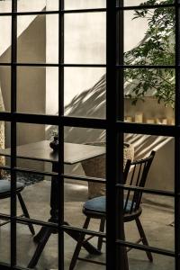 大理大理古城安隅酒店的透过窗户看到桌子和椅子