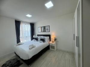曼那Style Sukumwit Bangna 1的一间卧室设有一张大床和一个窗户。