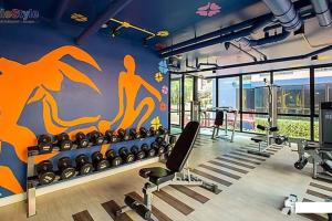 曼那Style Sukumwit Bangna 1的健身房,健身房设有健身器材壁
