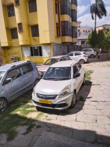 瓦拉纳西Goroomgo Varanasi Paradise Varanasi的与其他汽车一起停放在停车场的白色汽车