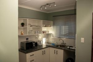 斯普林博克Home Sweet Home的厨房配有水槽和微波炉