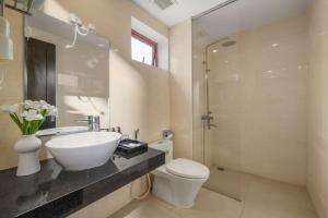 岘港班蒂克酒店的一间带水槽、卫生间和淋浴的浴室