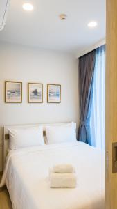 邦涛海滩Апартаменты в Laguna Skypark с террасой的卧室配有白色的床和窗户