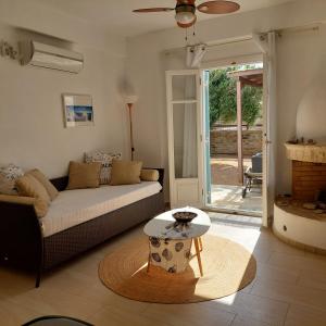 圣乔治亚海滩Gio st Gio apartment 2 Antiparos st Giorgio的客厅配有沙发和桌子