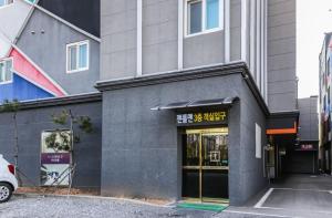 顺天市Gentleman Hotel的建筑物前面的商店,上面有标志