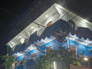 亭可马里TRINCO VISTARA GUEST House的蓝色的建筑,旁边设有阳台