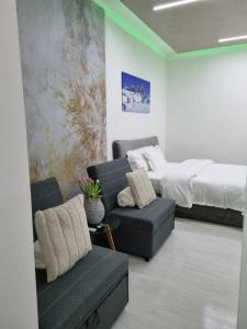 奥斯塔Appartamento Crihana的客厅配有床、沙发和椅子