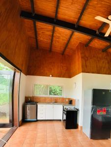 ToulaSaralee’s House的厨房配有白色橱柜和木制天花板