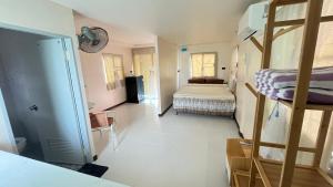 素叻Aiem-Wilai Guesthouse的一间卧室配有一张床和一张双层床。