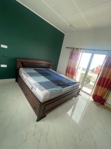 贾夫纳Villa de luxe avec piscine的一间卧室设有一张床和绿色的墙壁