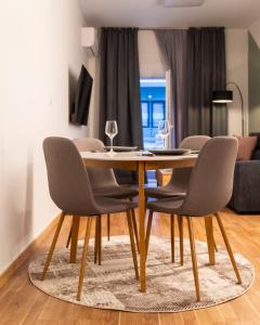帕特雷Nueve / There's no place like home的餐桌、两把椅子、一张桌子和一张沙发