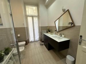 罗马罗马度假屋 的一间带水槽、卫生间和镜子的浴室