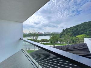 广州广州鸣泉居酒店的阳台享有湖景。