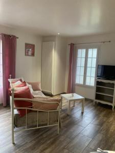 Amfreville-sur-Iton洛瑞雅德公寓的客厅配有沙发和桌子