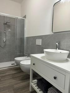 阿拉西奥CASA BENEDETTA Nuovo bilocale 100 metri dal mare的一间带水槽、卫生间和淋浴的浴室