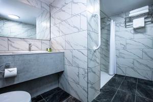 格雷夫森德贝斯特韦斯特庄园酒店的带淋浴、盥洗盆和卫生间的浴室