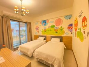 台东台東民宿秝之屋1945號的一间卧室设有两张床,墙上设有行星