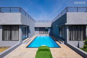 伊加特普里EKOSTAY - Neptune Villa的享有带游泳池的房屋外部景致