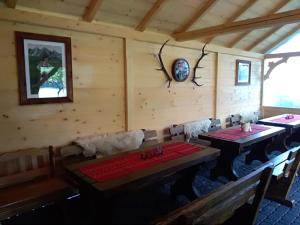 尤格Domek z Góralską Duszą Śleboda的小屋内带2张桌子的用餐室