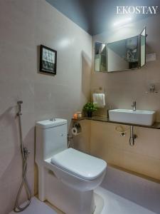 伊加特普里EKOSTAY - Neptune Villa的浴室配有白色卫生间和盥洗盆。