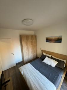 阿拉西奥CASA BENEDETTA Nuovo bilocale 100 metri dal mare的一间卧室配有一张带蓝色棉被的床