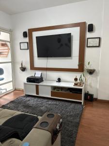 尤西德福拉Apartamento no centro de Juiz de Fora的客厅设有壁挂式平面电视。