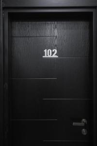 库塔伊西Hotel Sagu的黑色的门,上面有号码