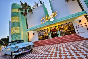 圣安东尼奥Cubanito Ibiza的停在餐厅前面的旧车