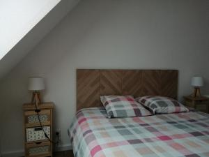 坎佩尔Duplex du Bois d'Amour的一间卧室配有一张带两个枕头的床