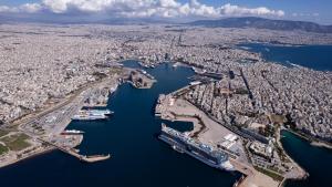 比雷埃夫斯Mitsis N'U Piraeus Port的码头的城市空中景观