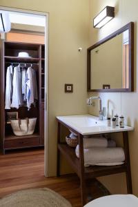 波利克罗诺iHouseVILLAGE的一间带水槽和镜子的浴室