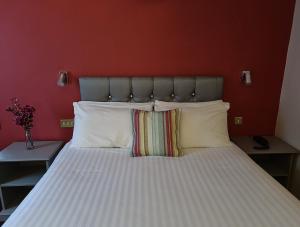 达德利Superior Hotel的卧室配有带白色枕头的大床