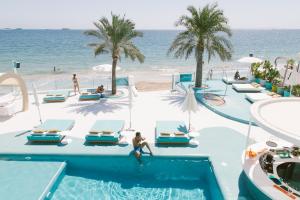 普拉亚登博萨Dorado Ibiza - Adults Only的海滩上游泳池的图片