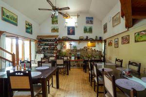 柳托梅尔Camping Silva的餐厅配有桌椅和吊扇