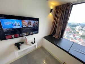 马六甲IMPERIO BY MICASA的客房设有大窗户和平面电视。