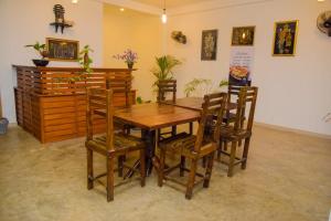 达瓦拉维Lily Resort Udawalawe的一间带木桌和椅子的用餐室